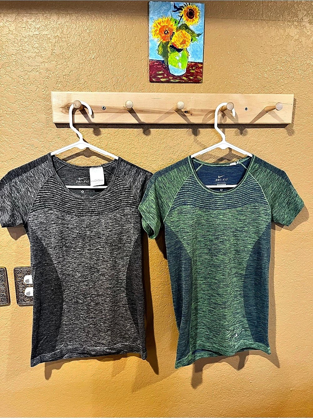 Nike Dri-FIT Women'Small Short Sleeve Tops Size Small